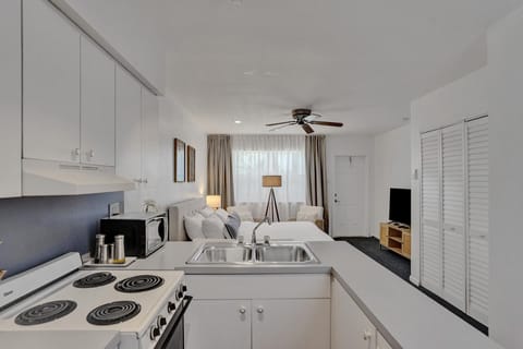 City Studio Suite | Private kitchen | Full-size fridge, microwave, oven, stovetop