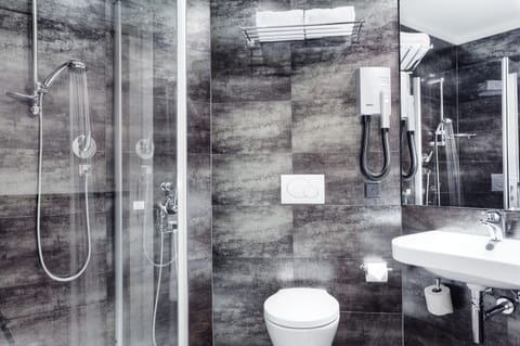 Deluxe Suite | Bathroom | Shower, eco-friendly toiletries, hair dryer, towels