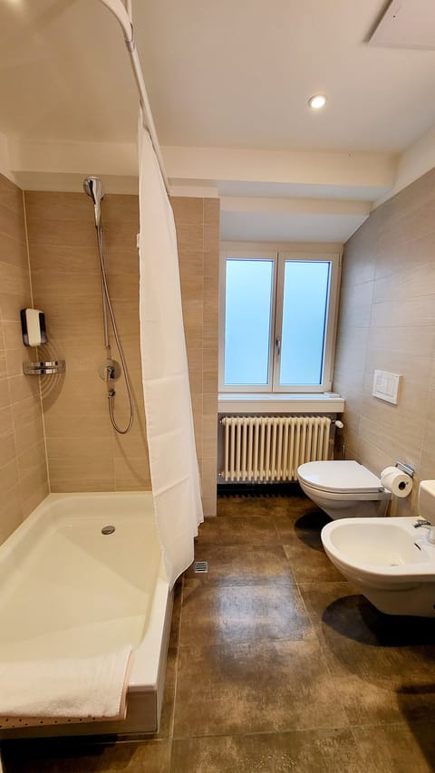 Superior Triple Room | Bathroom | Free toiletries, hair dryer, towels