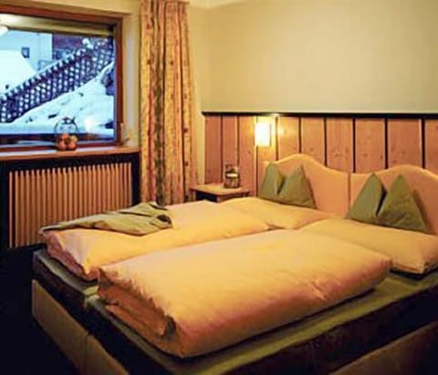 Premium bedding, in-room safe, free WiFi, bed sheets