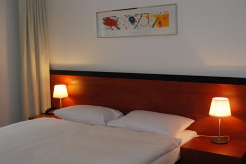 Classic Single Room, Mountain View | Premium bedding, desk, blackout drapes, soundproofing