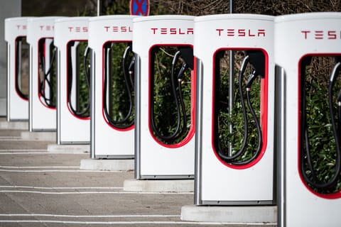 Electric vehicle charging station