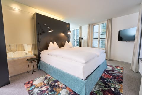Design Room (Limmathof Baden Hotel & Novum Spa Limmatpromenade 28, CH-5400 Baden) | Minibar, in-room safe, desk, iron/ironing board