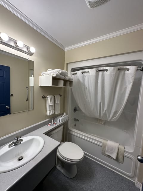 Combined shower/tub, rainfall showerhead, free toiletries, hair dryer