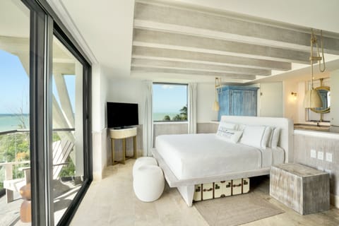 ROYAL Oceanview "Barefoot" Suite | Premium bedding, Select Comfort beds, free minibar, in-room safe