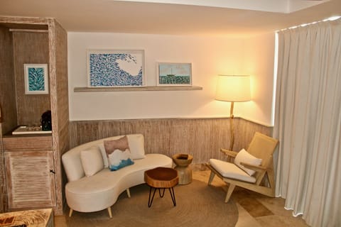 The Island Swim out Suite | Living area | 43-inch TV with cable channels, iPod dock, pay movies