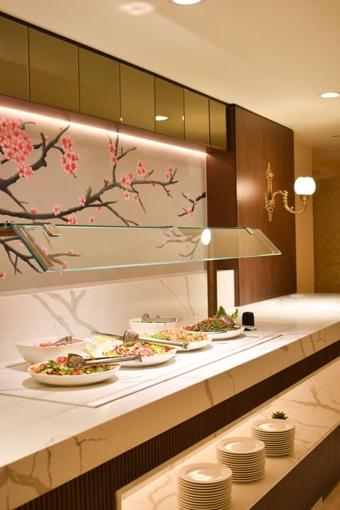 3 restaurants, breakfast served