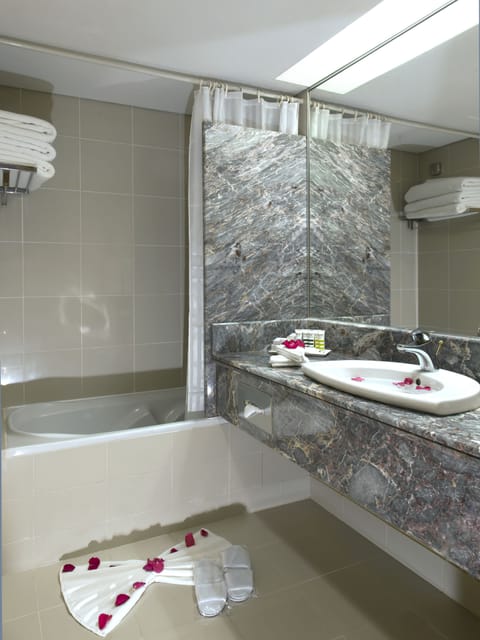 Bathtub, deep soaking tub, free toiletries, hair dryer