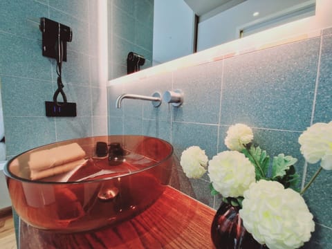 Deluxe Room | Bathroom | Shower, rainfall showerhead, hair dryer, bidet