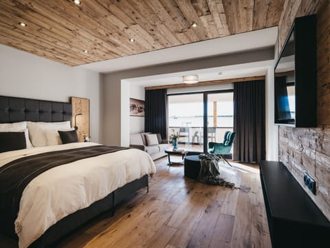 Deluxe Room | In-room safe, free WiFi, bed sheets