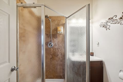 House, 1 Bedroom | Bathroom | Towels, shampoo
