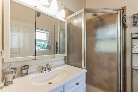 House, 1 Bedroom | Bathroom | Towels, shampoo
