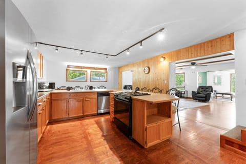 Maximizing style and function – a cozy kitchen and dining space where every meal feels special