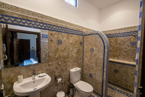 Standard Double or Twin Room | Bathroom | Shower, free toiletries, hair dryer, towels