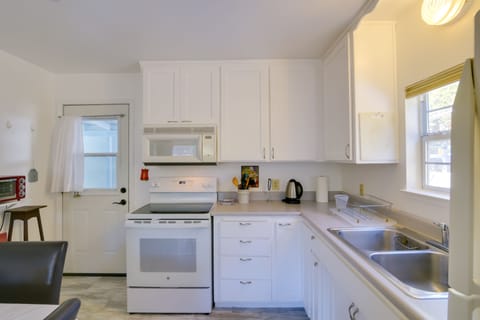 Cottage (2 Bedrooms) | Private kitchen | Microwave, oven, stovetop, blender