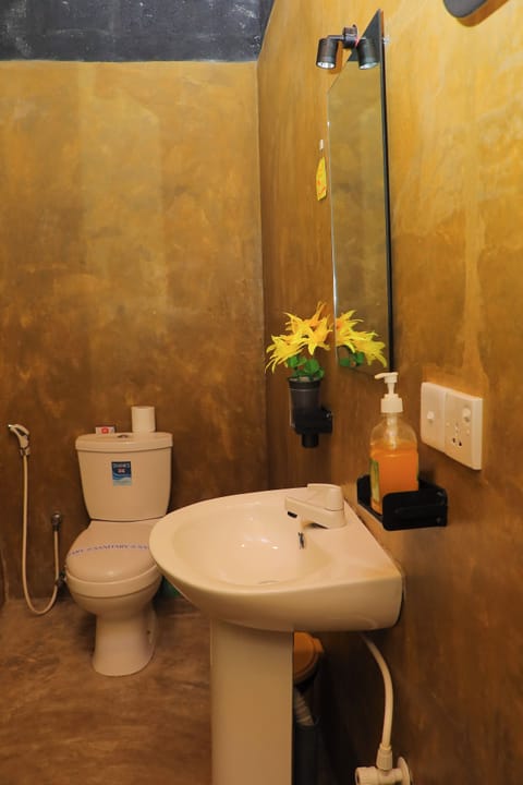 Deluxe King Room | Bathroom | Shower, rainfall showerhead, hair dryer, bidet