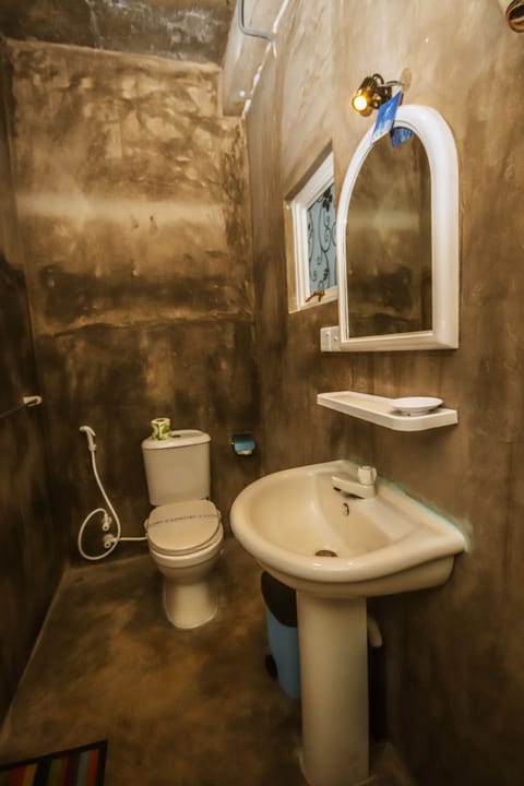 Deluxe Family Room | Bathroom | Shower, rainfall showerhead, hair dryer, bidet