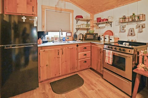 Cabin, 1 Bedroom | Private kitchen | Fridge, stovetop, coffee/tea maker, toaster