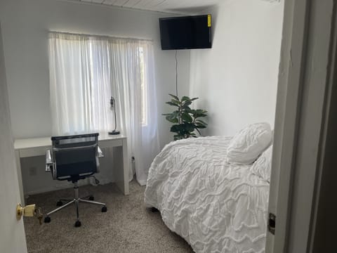 Basic Single Room | Individually decorated, individually furnished, laptop workspace