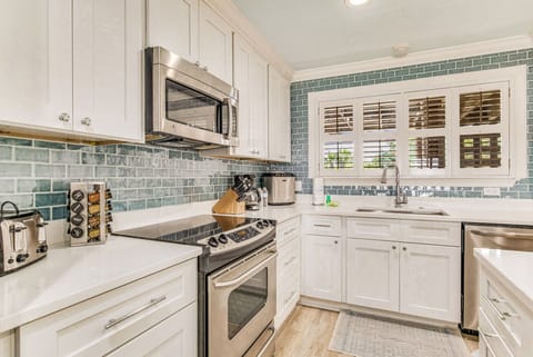 Kitchen w/ Breakfast Bar