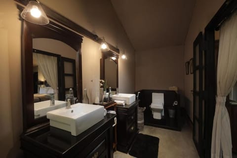 Suite Tent with Plunge Pool | Bathroom | Towels