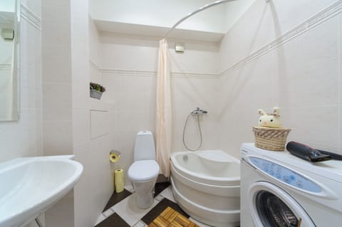 Classic Apartment | Bathroom | Combined shower/tub, hair dryer, towels, soap