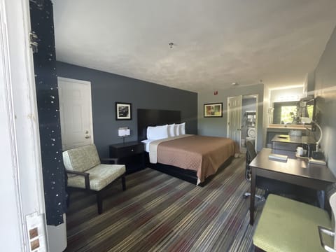 Deluxe Room | Pillowtop beds, desk, free WiFi