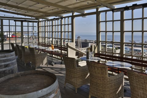 Cocktail bar, ocean views, open select days