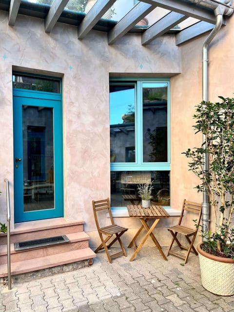 Eingang und Terrasse mit überdachter Sitzgelegenheit