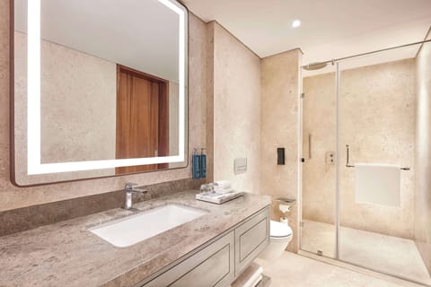 Deluxe Suite, 1 King Bed | Bathroom | Shower, rainfall showerhead, free toiletries, hair dryer