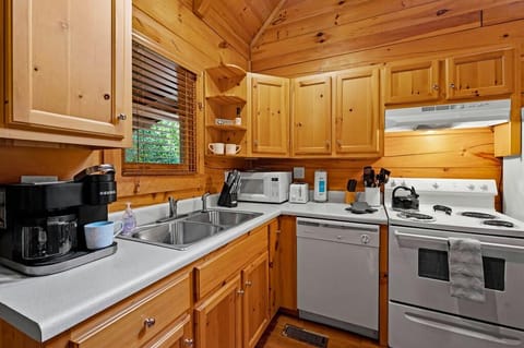 Cabin, 1 Queen Bed with Sofa bed, Hot Tub | Private kitchen | Fridge, microwave, oven, stovetop