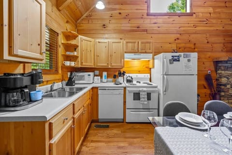 Cabin, 1 Queen Bed with Sofa bed, Hot Tub | Private kitchen | Fridge, microwave, oven, stovetop