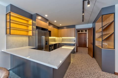 Royal Apartment | Private kitchen | Mini-fridge, oven, stovetop, cookware/dishes/utensils