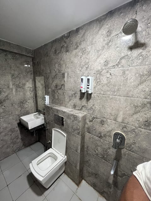 Family Room | Bathroom | Shower, hydromassage showerhead, free toiletries, towels