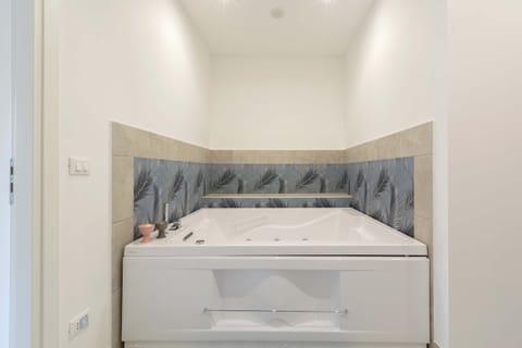 Apartment | Private spa tub