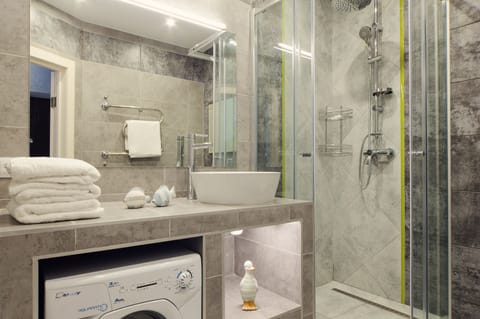 Comfort Apartment | Bathroom | Hair dryer, towels, soap, toilet paper