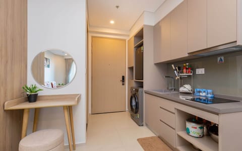 Deluxe Apartment, 1 Bedroom, Kitchen, City View | Private kitchen | Fridge, microwave, stovetop, electric kettle