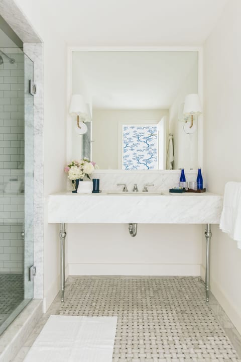 Premier Room, 1 King Bed (Premier Guestroom) | Bathroom | Shower, rainfall showerhead, hair dryer, bathrobes