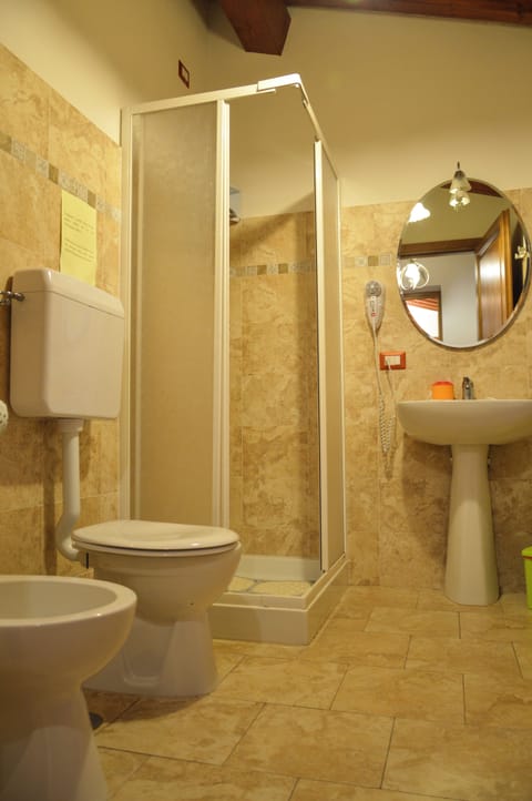 Traditional Room | Bathroom | Free toiletries, hair dryer