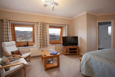 Double Room, Lake View (Linnhe Suite) | Individually furnished, desk