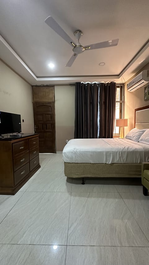 Standard Room | In-room safe, desk, laptop workspace, iron/ironing board