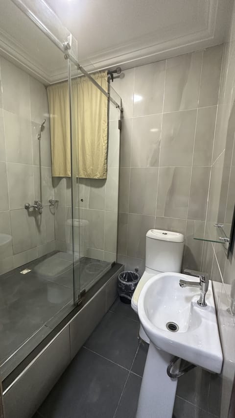 Executive Room | Bathroom | Free toiletries, towels, soap, shampoo