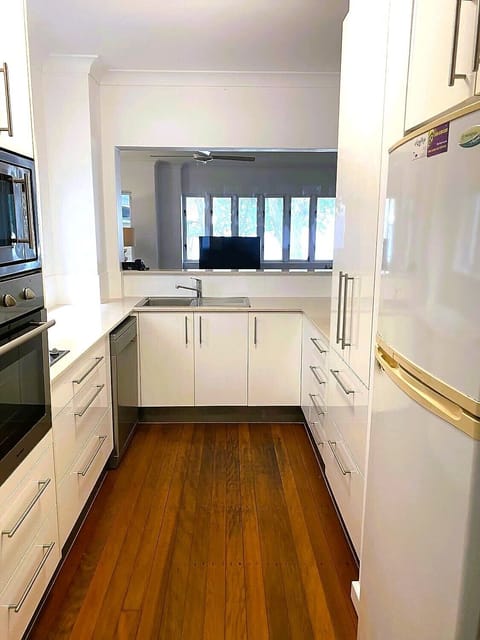 Full-size fridge, microwave, oven, stovetop