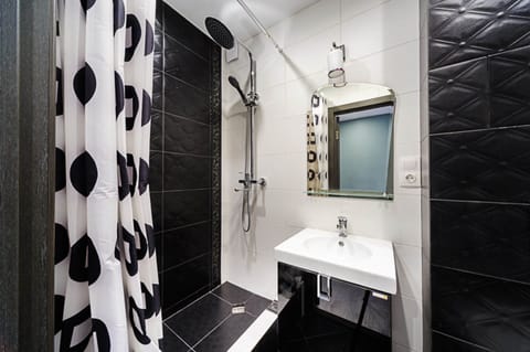 City Apartment | Bathroom | Shower, hair dryer, towels, soap