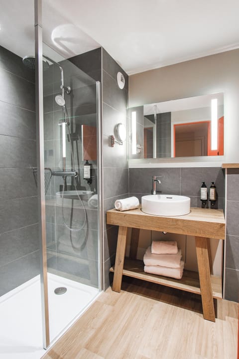 Premium bedding, in-room safe, desk, iron/ironing board