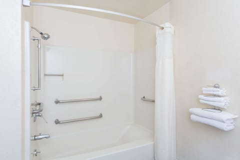 Room, 1 King Bed, Accessible, Non Smoking (Bathtub) | Bathroom | Combined shower/tub, hair dryer, towels