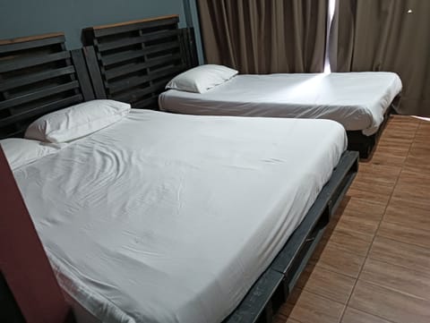 Deluxe Triple Room | Desk, free WiFi, bed sheets