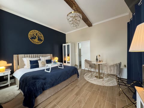 Royal Suite, Park View | Memory foam beds, blackout drapes, soundproofing, free WiFi