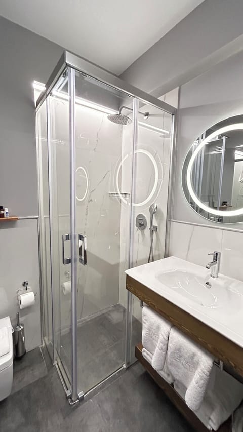 Standard Seaview Room | Bathroom | Shower, rainfall showerhead, free toiletries, hair dryer