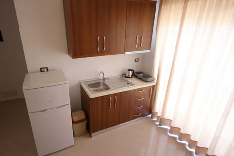 Apartment, Balcony | Private kitchen | Electric kettle